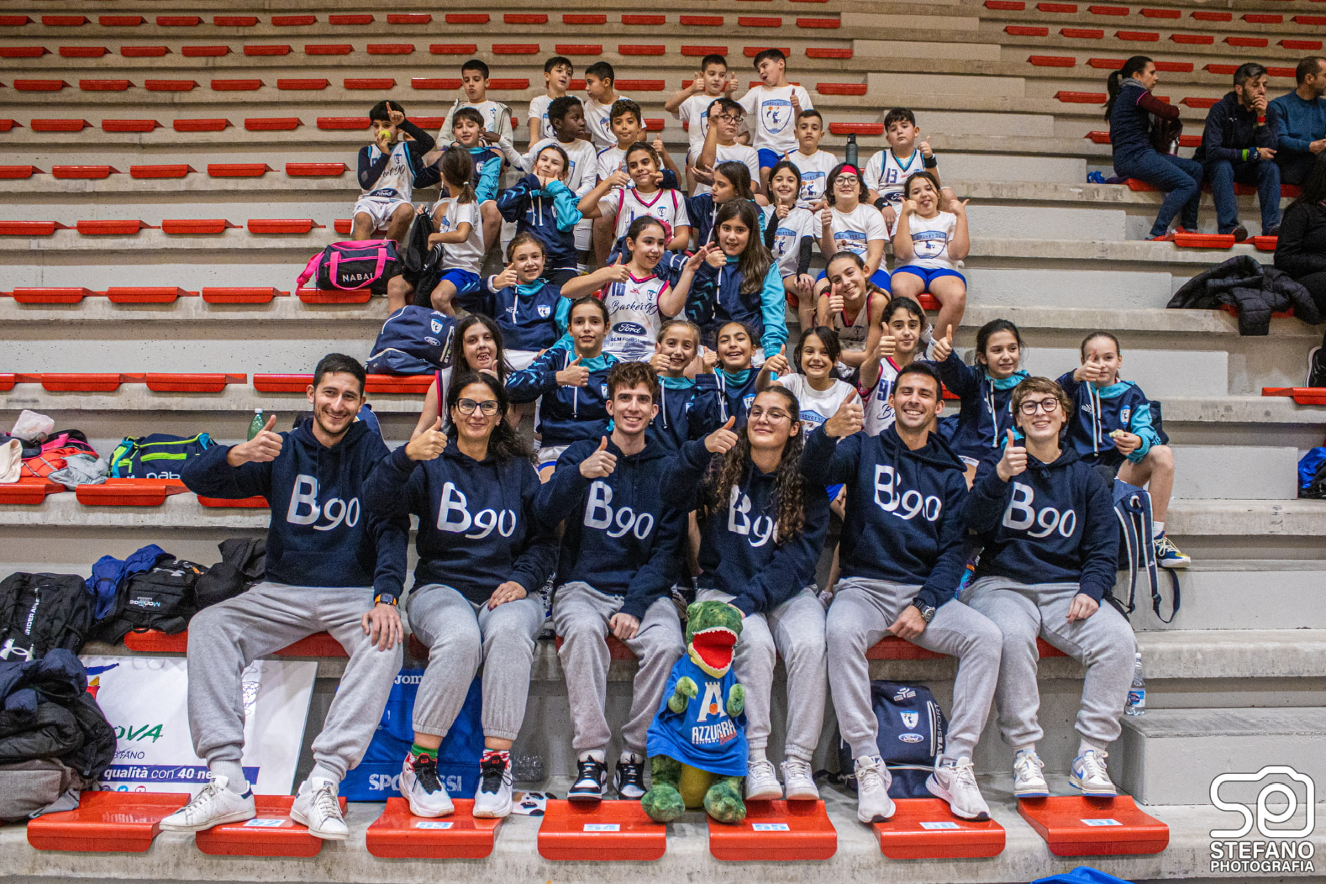 Atleti e staff del Basket 90 Sassari sulle gradinate del PalaB90 GLM