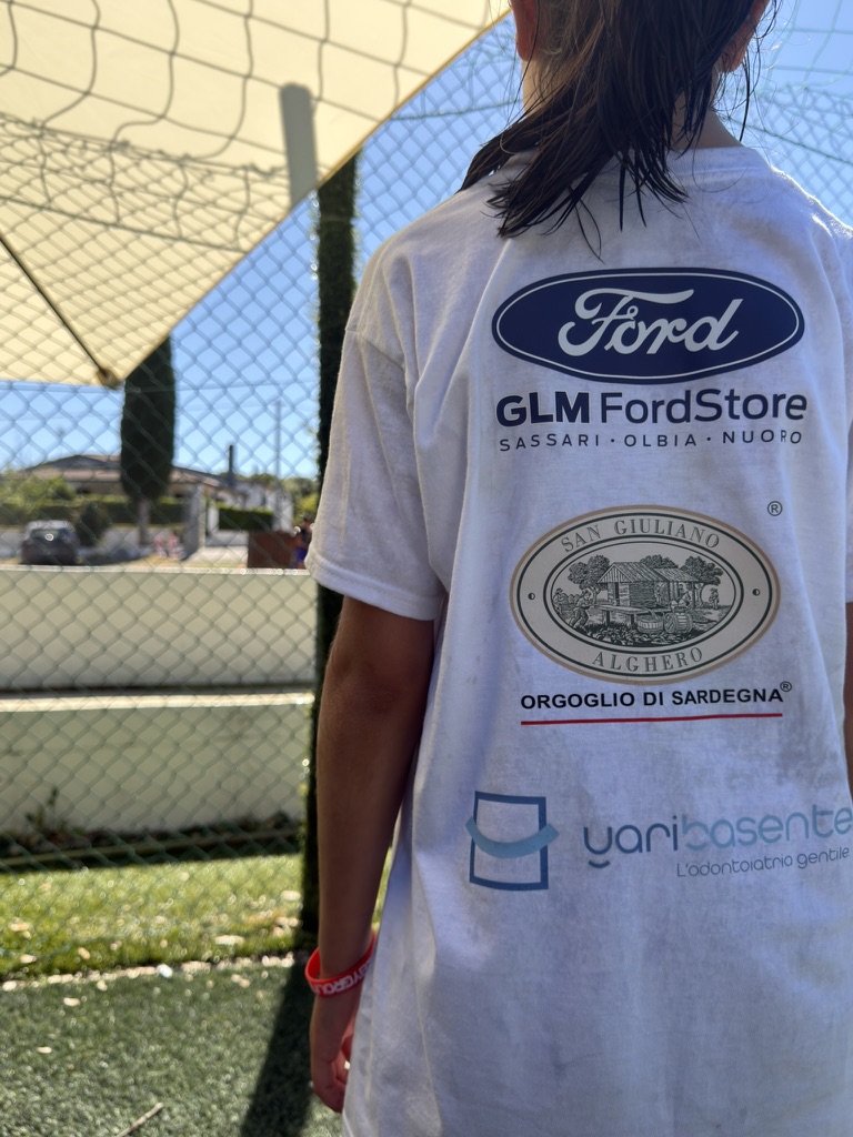 Maglia del PlayGround Camp con i loghi degli sponsor GLM FordStore, San Giuliano e Yari Basente