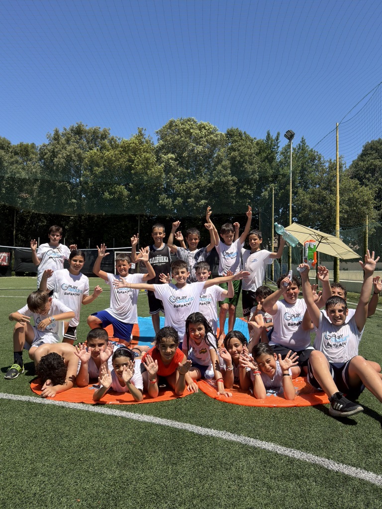 Foto di gruppo dei partecipanti al PlayGround Camp sul campo del Country Club