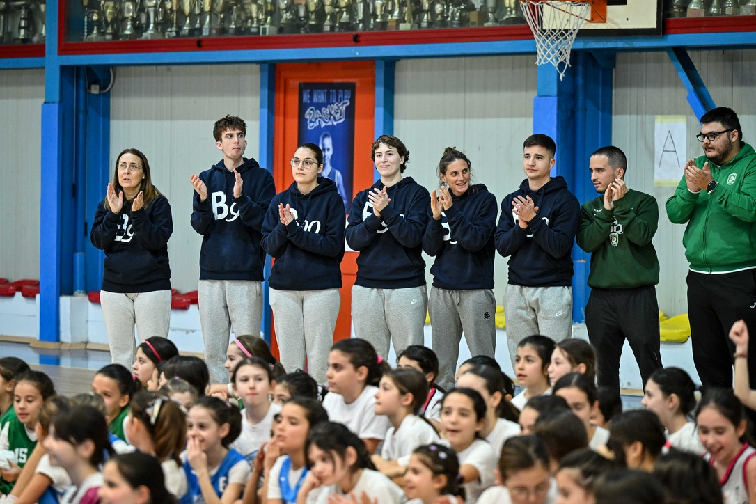 Parte dello staff tecnico del Basket 90 Sassari a bordo campo