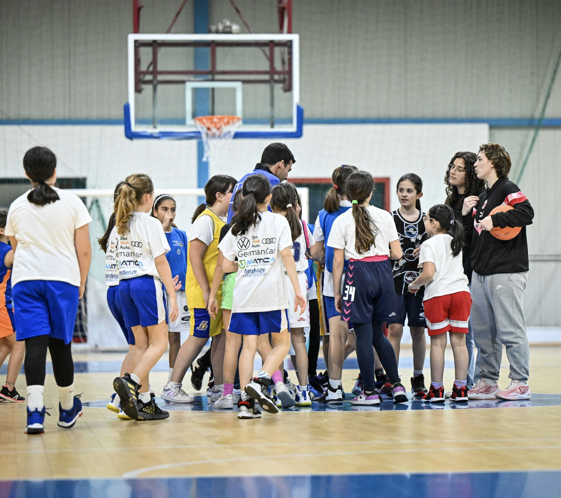 Gruppo del minibasket femminile del Basket 90 Sassari durante un allenamento