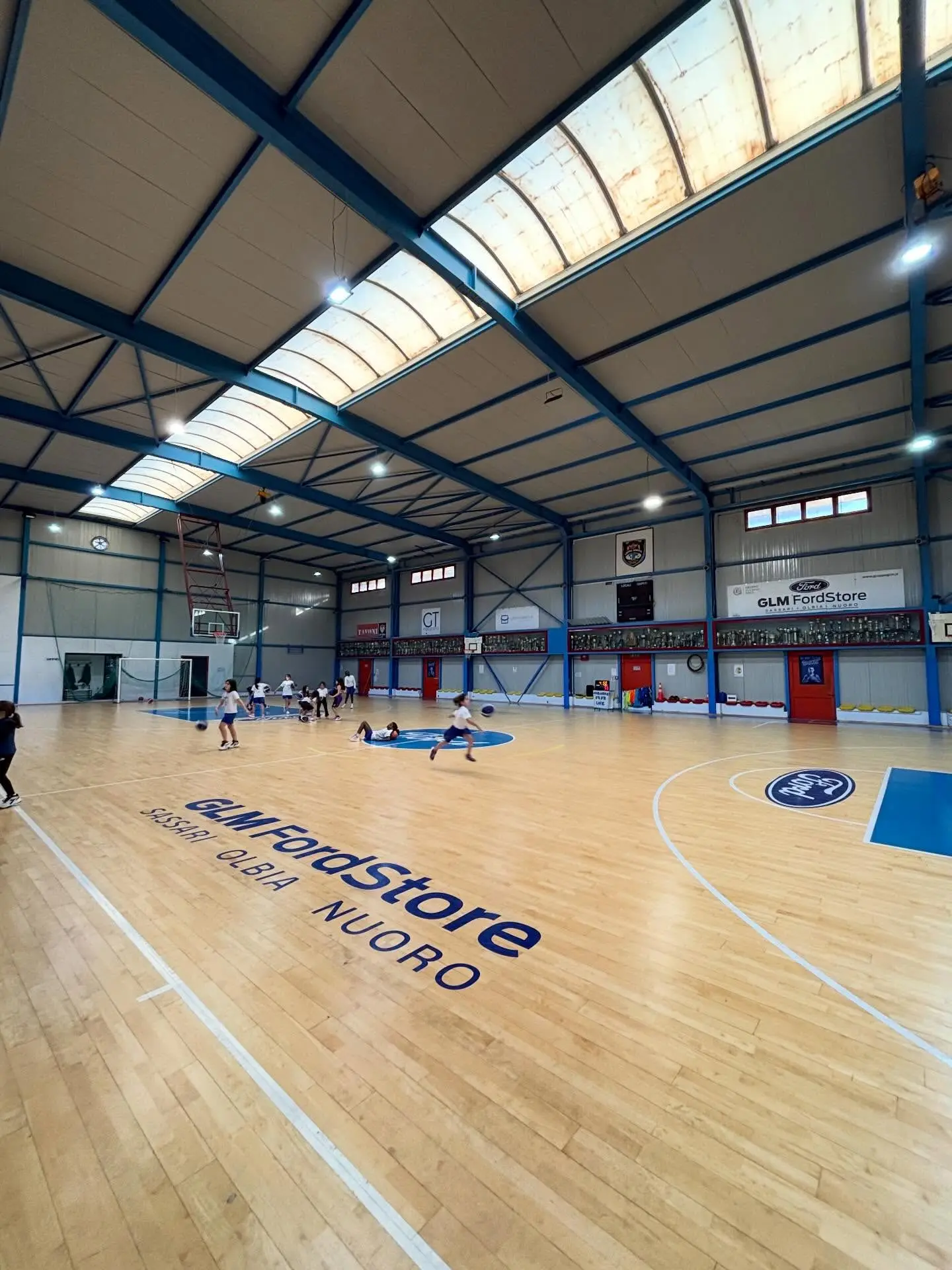 Il campo del PalaB90 GLM con bambini durante l'allenamento
