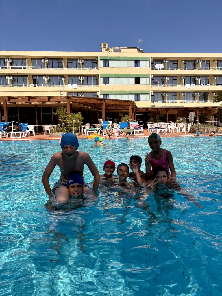 Ragazzi in piscina al Villaggio dei Pini durante il Multisport Camp