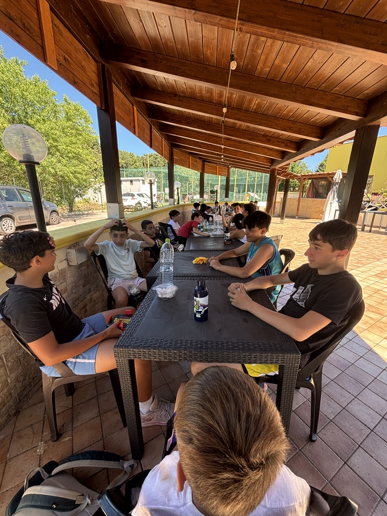 Ragazzi durante la pausa pranzo sotto la pergola del Country Club