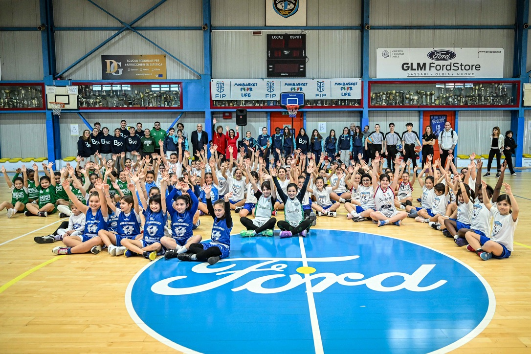 Tutti i gruppi del minibasket Basket 90 Sassari al centro del campo del PalaB90 GLM
