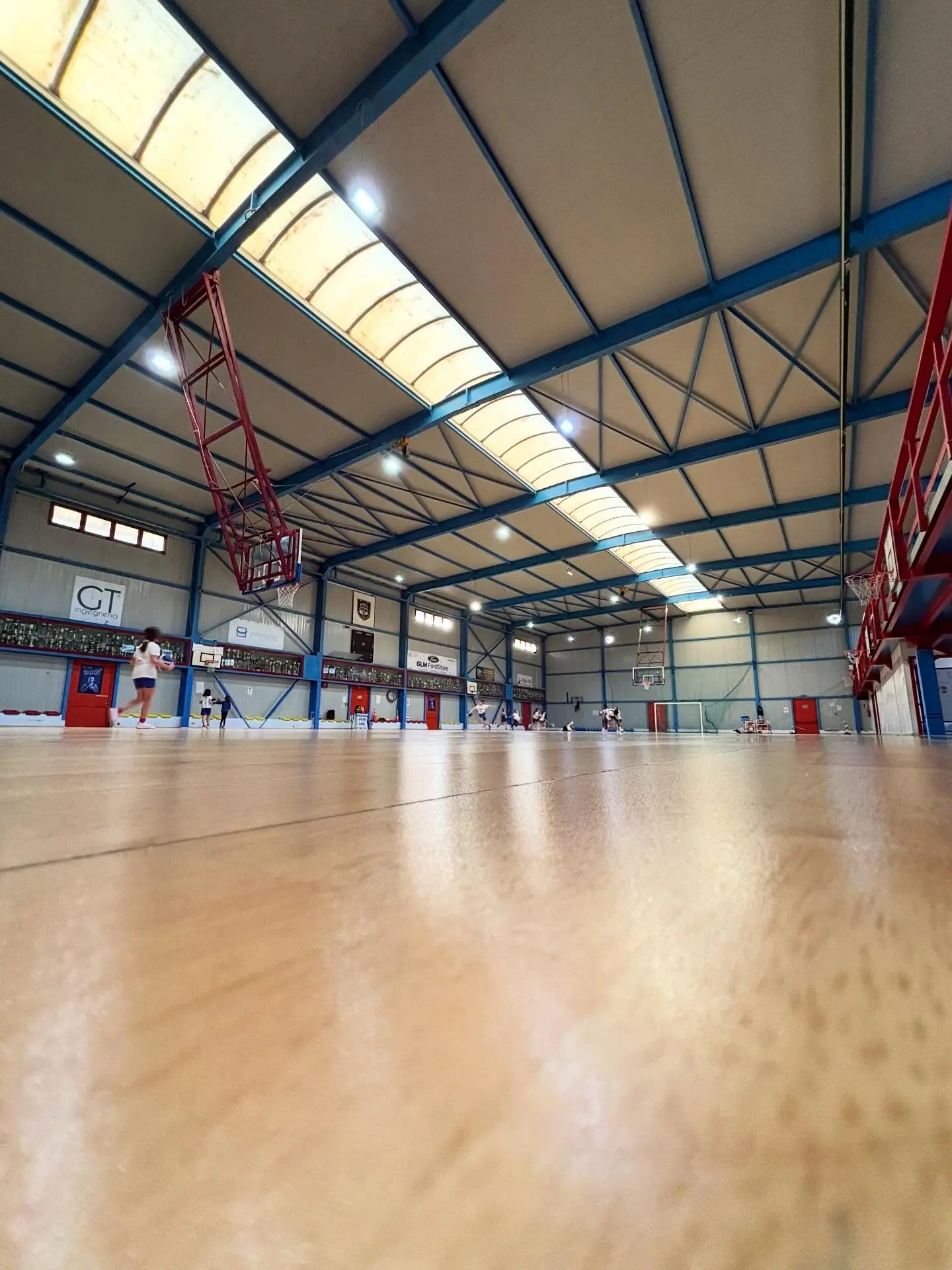 Vista panoramica del parquet del PalaB90 GLM pronto per una partita