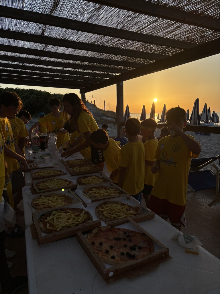 Cena in spiaggia al tramonto con i partecipanti del Multisport Camp