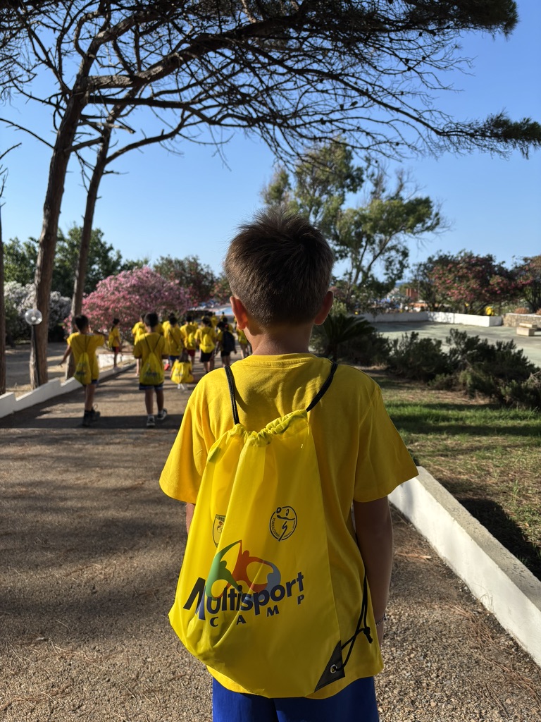 Bambino con la sacca del Multisport Camp al Villaggio dei Pini di Platamona