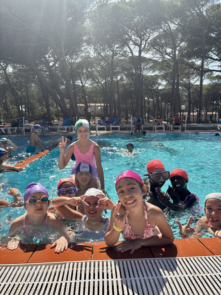 Gruppo di bambine e bambini in piscina durante il Multisport Camp