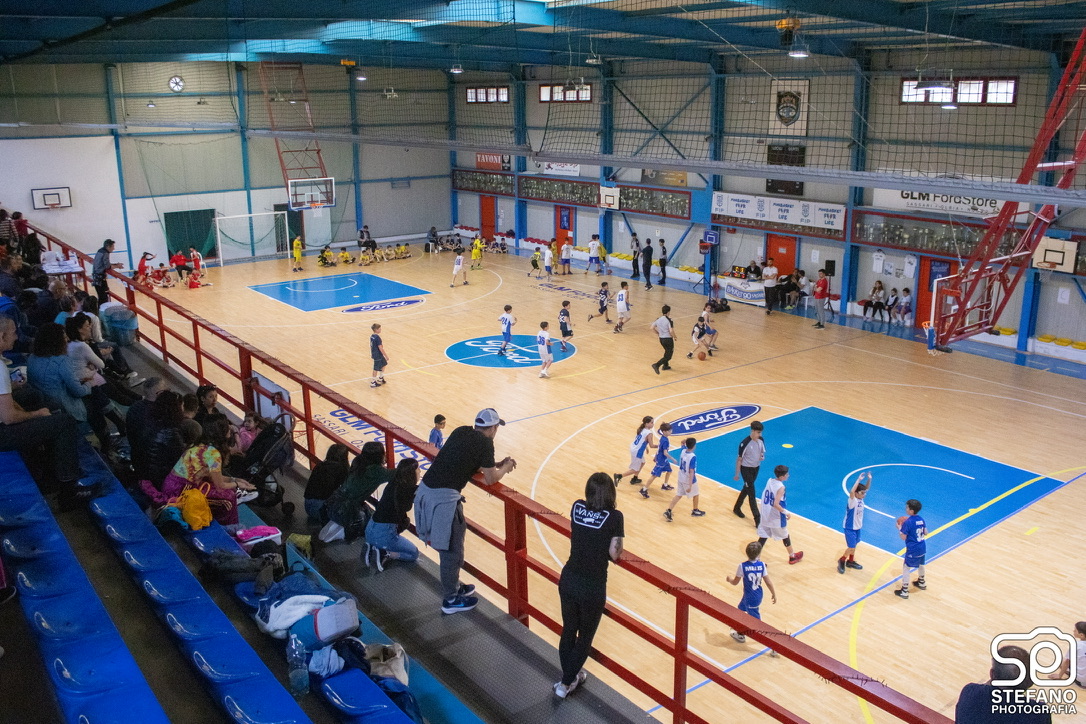 Interno del PalaB90 GLM durante una partita di minibasket con il pubblico sugli spalti